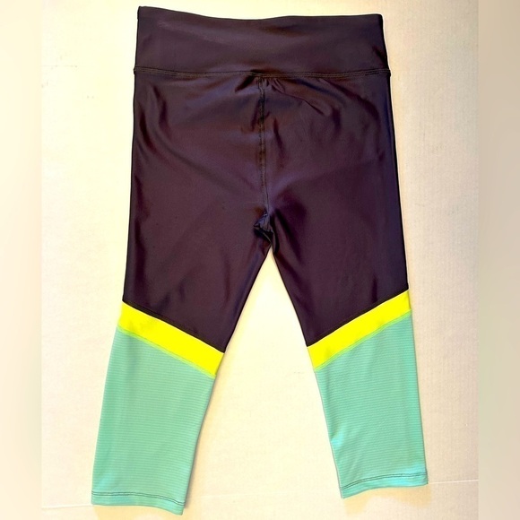 Under Armour Heat Gear compression capri legging in size Medium. I17 - Picture 3 of 9